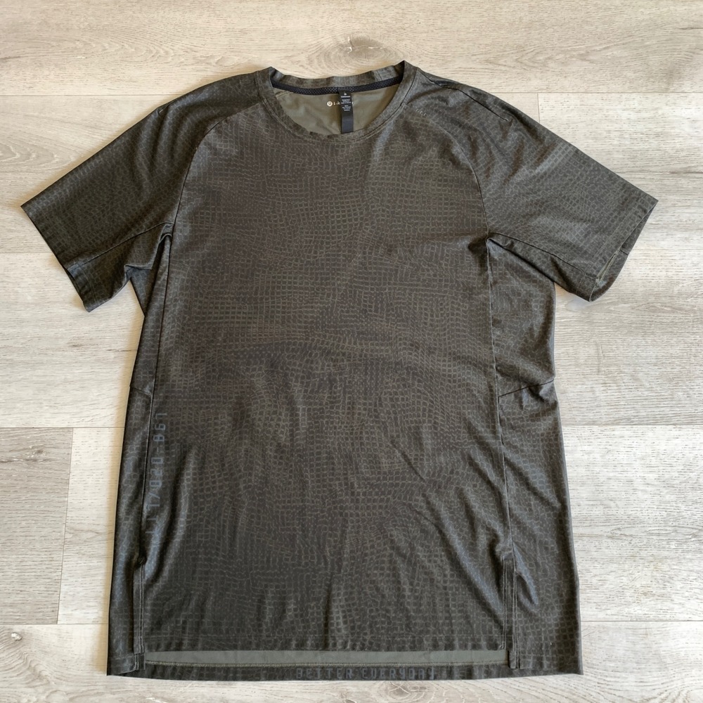 Lululemon Mens Metal Vent Tech Short Sleeve Shirt Olive Green Snakeskin Print L